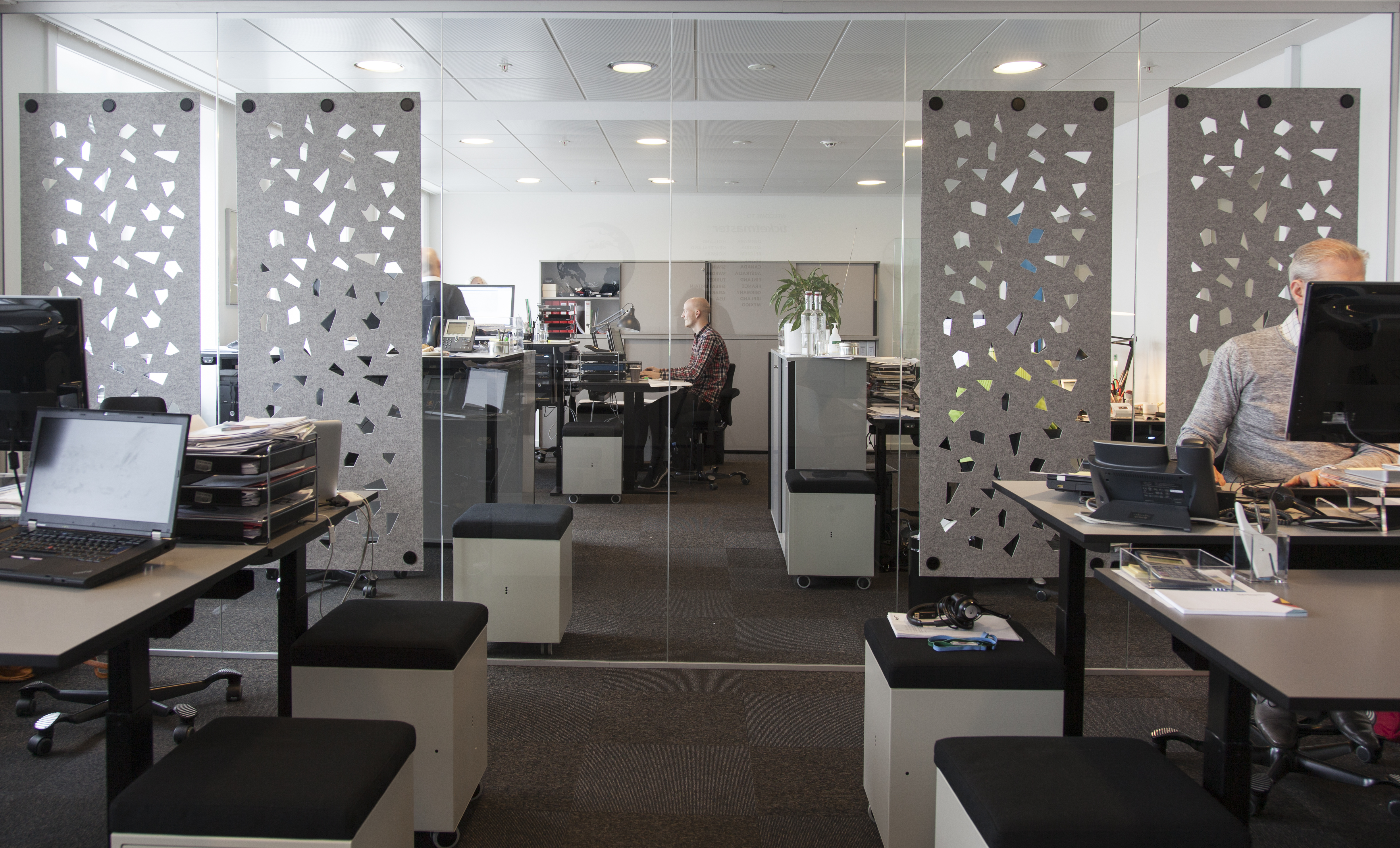 Rumafskærmning i grå filt hos Ticketmaster (2)